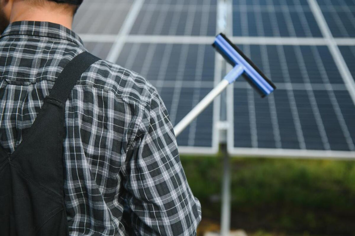 Curățarea panourilor fotovoltaice - cum se realizează spălarea corectă pentru performanță optimă și durabilitate - Alternativo.RO