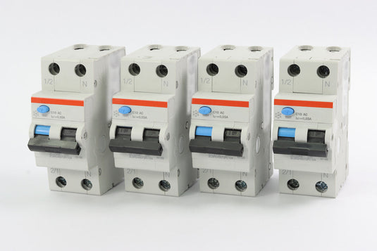 Ce tipuri de siguranțe se folosesc în instalații pentru prize și becuri ⚡- Alternativo.RO